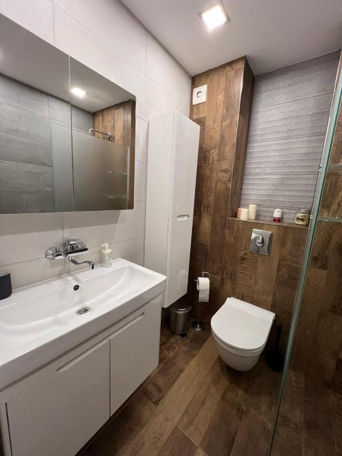 Johannesburg Spacious Family W Free Parking And Playground Apartment Sofia